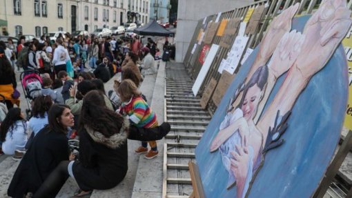 Protesto em frente ao parlamento alerta para violência obstétrica e situações de racismo