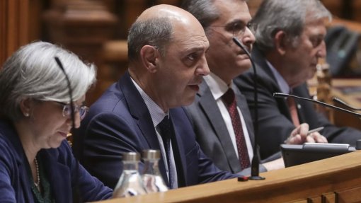 Ministro da Saúde vai aguardar inquéritos para decidir sobre demissões no Hospital de Faro
