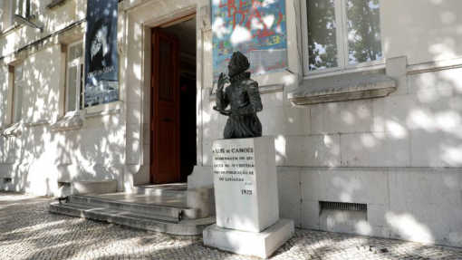 Ativistas fecham portões do Liceu Camões a cadeado