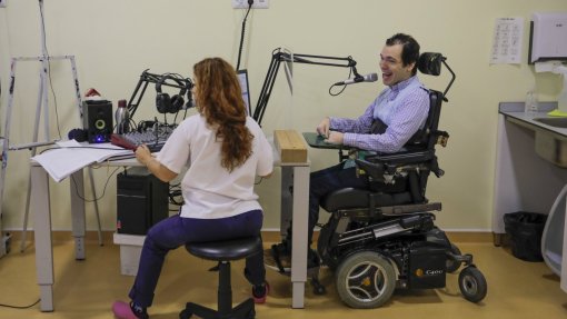 Jovem com paralisia cerebral vive sonho nas ondas da rádio a partir de Fátima