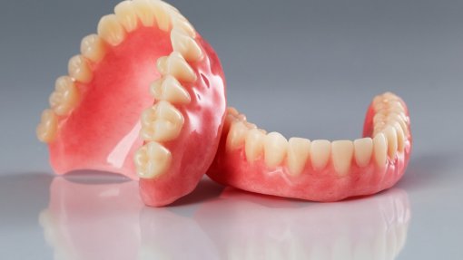 OE2023: Governo vai avaliar possibilidade de SNS disponibilizar próteses dentárias removíveis