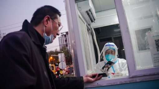 Covid-19: Número recorde de casos na China, autoridades impõem mais confinamentos