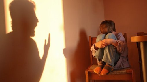 Criança vítima de violência doméstica viu mãe ser morta mas nunca foi protegida - Relatório