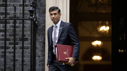 Governo britânico garante ter antibióticos para combater surto de infeção bacteriana