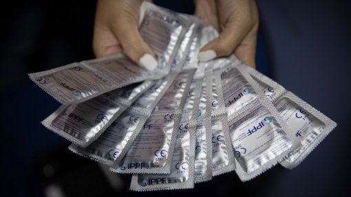 Rapazes iniciam vida sexual mais cedo do que raparigas e somam mais parceiros – estudo