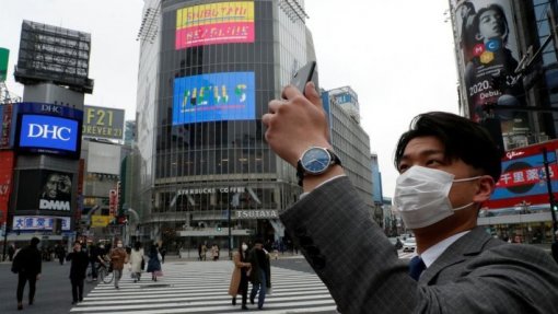 Covid-19: Japão impõe testes a passageiros provenientes da China