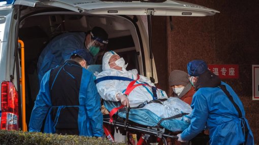 Covid-19: Hospitais de Xangai sobrecarregados face a fluxo de pacientes