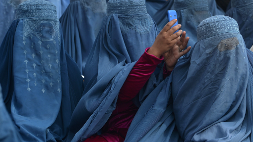 ONG retomam parcialmente atividades no Afeganistão com mulheres