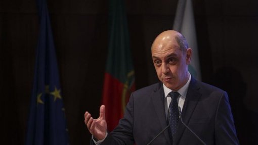 Ministro não vê razão para vedar às universidades privadas cursos de medicina