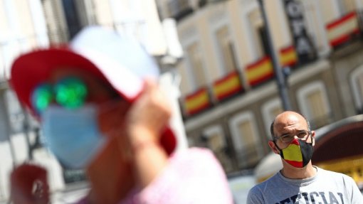 Incidência da gripe duplica a da covid-19 em Espanha após três anos de pandemia