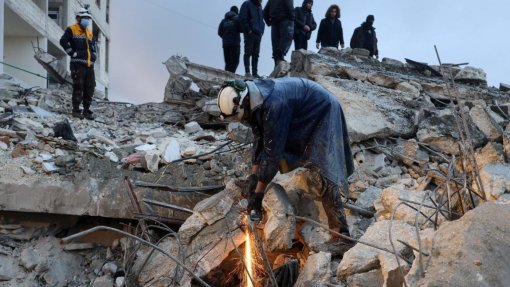 Aumenta o número de mortos nas zonas afetadas pelo sismo no norte da Síria