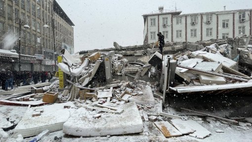 Turquia/Sismo: Balanço na Turquia e Síria ultrapassa 5.000 mortos