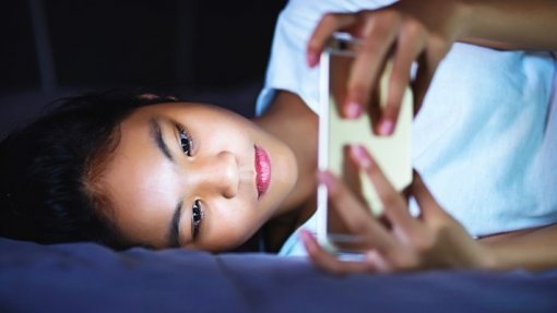Jovens retiram tempo à família, ao sono, e ao exercício para estarem &#039;online&#039;