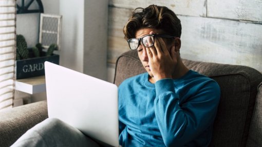 Hábitos &#039;online&#039; causam ansiedade a metade dos jovens, mas pais não o reconhecem