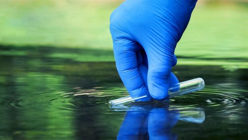 Universidade de Coimbra desenvolve “nanoesponja” para remover pesticidas da água