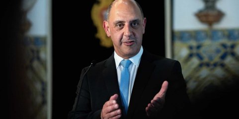 Ministro justifica refeições fora de horas no Santa Maria com demasiados doentes nas urgências