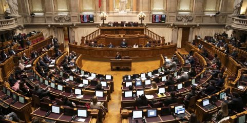 Parlamento rejeita quatro diplomas para reforçar serviços de saúde mental no ensino