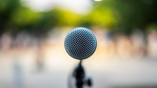 Artistas transgénero rastreiam a voz porque na voz também está a identidade
