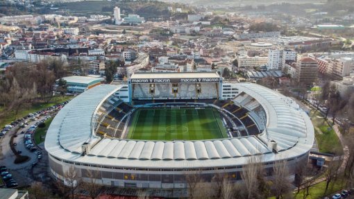 Adepto que caiu no estádio do Vitória de Guimarães deixa cuidados intensivos