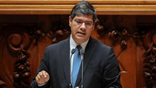 Eutanásia: PS acusa Luís Montenegro de &quot;autêntico ziguezague&quot;