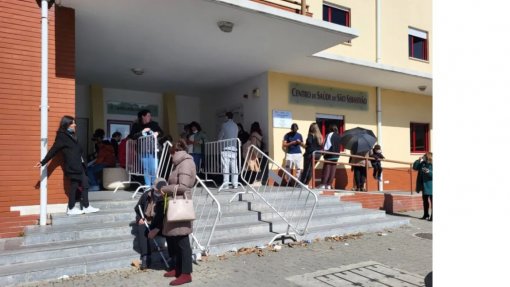 Utentes fazem filas de madrugada para conseguir consulta na Baixa da Banheira - comissão