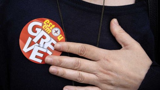 Enfermeiros em greve protestam junto ao Ministério da Saúde pela dignidade laboral