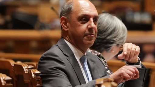 PS debate cuidados de saúde primários em conferência com ministro