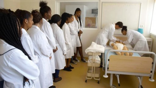 Auxiliares de ação médica e assistentes técnicos em greve na sexta-feira