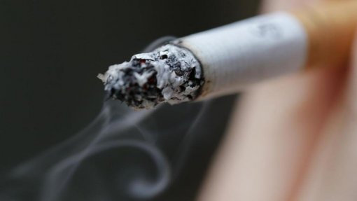 Nova lei proíbe fumar em piscinas, mas prevê exceções em serviços psiquiátricos e cadeias