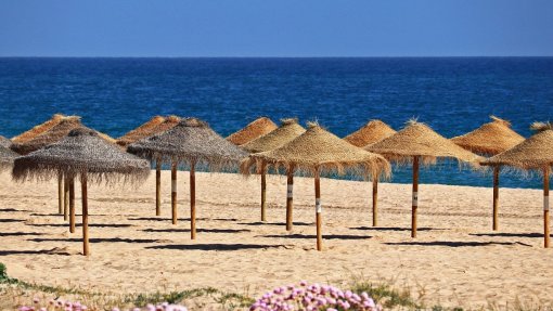 Concessionários querem regras &quot;bem definidas&quot; de proibição de fumar na praia