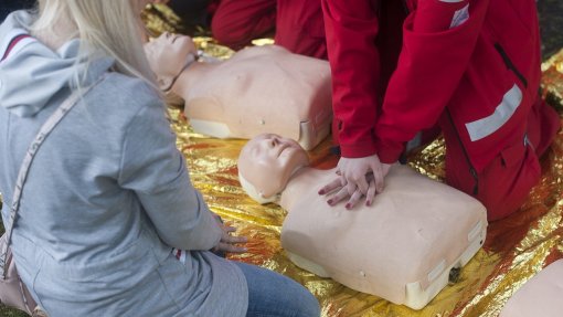Crianças da ala pediátrica do São João aprendem suporte básico de vida