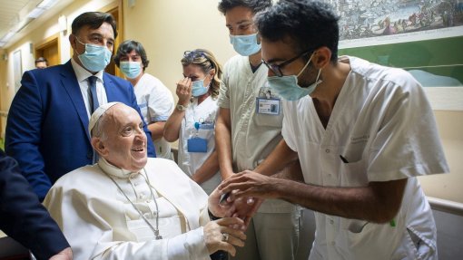 Papa Francisco deixará hospital na sexta-feira