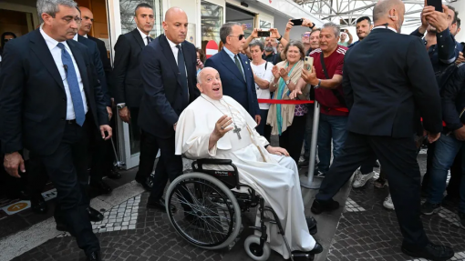 Papa Francisco deixa hospital nove dias depois de cirurgia abdominal