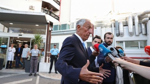 Presidente da República sai do Hospital de Santa Cruz e fala aos jornalistas