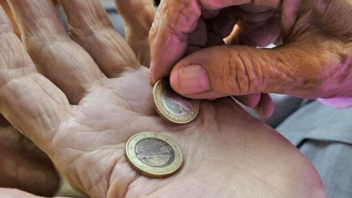 Mais de 400.000 idosos em risco de pobreza