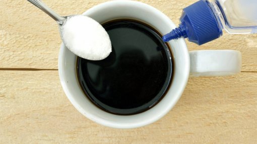 Adoçante aspartame pode ser cancerígeno mas OMS mantém valores de consumo inalterados