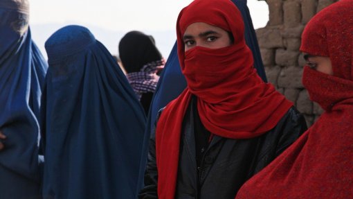 Afeganistão: ONU denuncia que talibãs aumentaram restrições a mulheres e raparigas