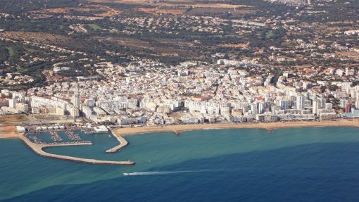 Levantada interdição a banhos na praia de Quarteira