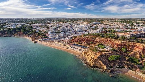 Contaminação microbiológica interdita banhos na praia de Olhos d&#039;Água em Albufeira
