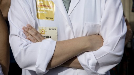Federação dos médicos quer mediador independente para negociações com Governo