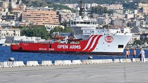 Itália pede a ONG que resgate dezenas de migrantes em perigo no Mediterrâneo
