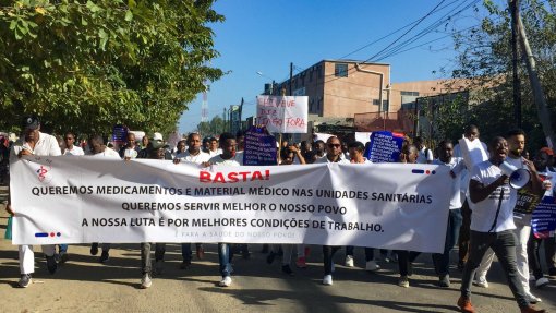 Médicos marcham na cidade moçambicana de Sofala em apoio à greve da classe