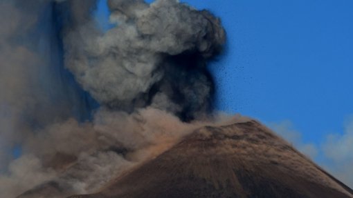 Itália eleva vulcão Etna para estado de pré-alerta após erupção no domingo