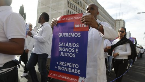 Médicos moçambicanos aprovam mais 21 dias de greve e pedem intervenção do PR
