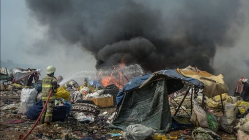 Fogo em lixeira de Bandung, Indonésia, obriga a estado de emergência