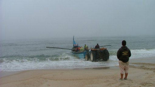 Quatro pescadores transportados ao hospital após barco ter virado na Murtosa
