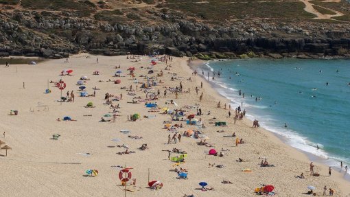 Praia da Foz do Lizandro (Mafra) de novo interdita a banhos