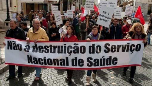 Centenas de pessoas marcham em Lisboa pela saúde pública