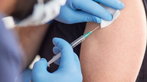 Vacinação em faixas etárias inferiores pode ser considerada se não prejudicar prioritários - DGS