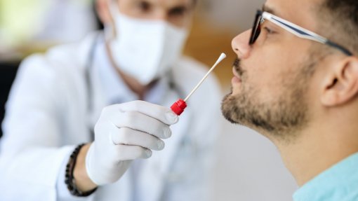 Covid-19: Governo dos EUA aplica 560 ME para a produção de testes caseiros